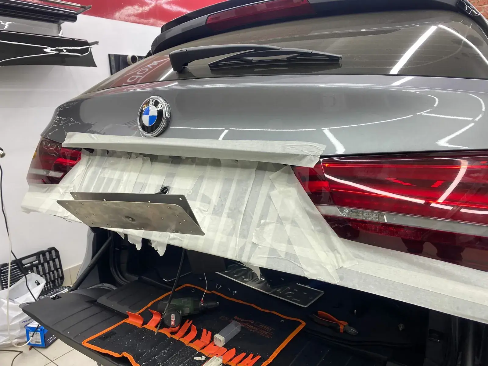 Установка откидной рамки на задний бампер BMW